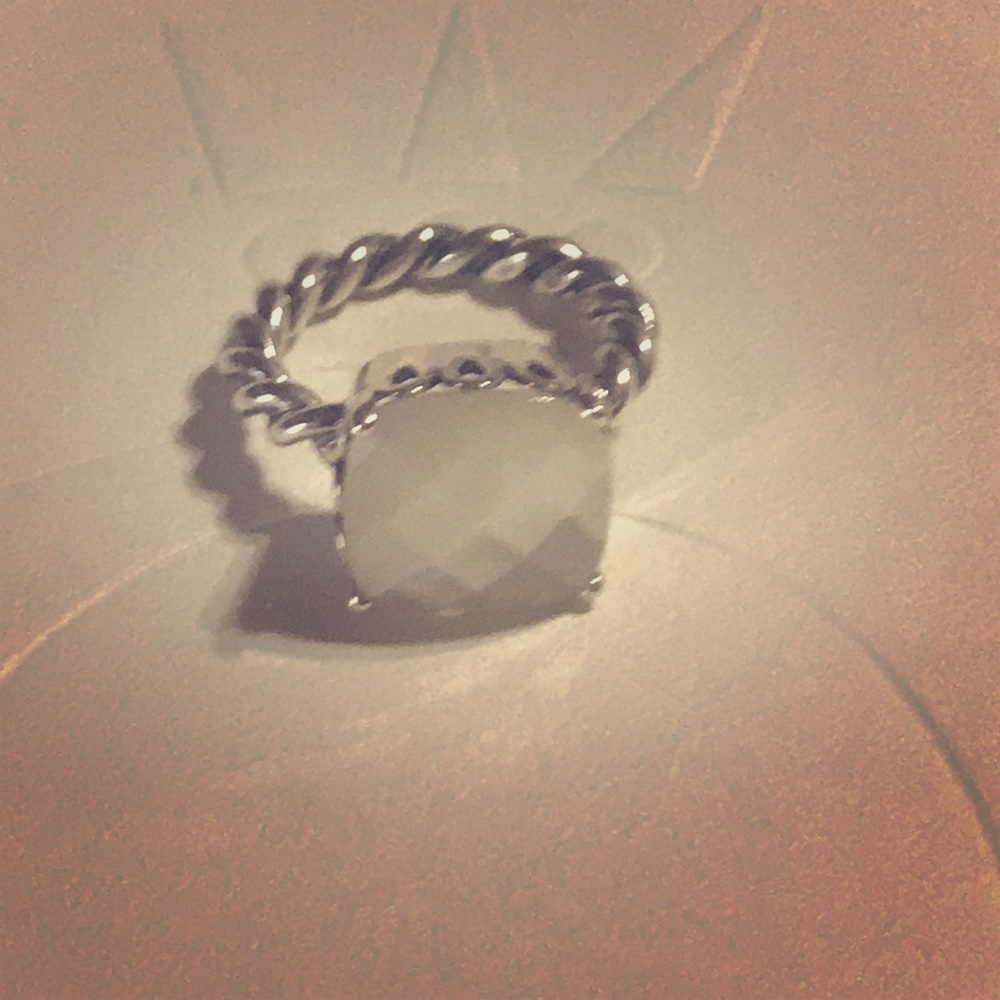 🌴 PANDORA 🌴 Mother of Pearl size 4.5